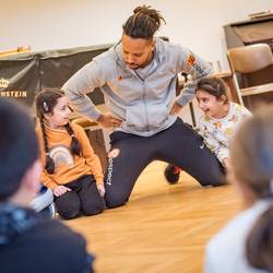 Im Projekt "Ich bin ich und Du bist du! Zusammen sind wir stark!" zeigt Trainer Abou Cham den Jungen und Mädchen der Grundschule Pestalozzistraße in Laatzen anhand von handlungsorientierten Spielen und Übungen, wie sie sich mit deeskalierendem Verhalten in Konfliktsituationen behaupten und damit zu einem respektvollen Miteinander beitragen können.