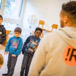 Im Projekt "Ich bin ich und Du bist du! Zusammen sind wir stark!" zeigt Trainer Abou Cham den Jungen und Mädchen der Grundschule Pestalozzistraße in Laatzen anhand von handlungsorientierten Spielen und Übungen, wie sie sich mit deeskalierendem Verhalten in Konfliktsituationen behaupten und damit zu einem respektvollen Miteinander beitragen können.