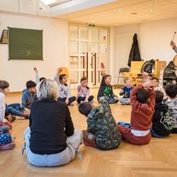 Im Projekt "Ich bin ich und Du bist du! Zusammen sind wir stark!" zeigt Trainer Abou Cham den Jungen und Mädchen der Grundschule Pestalozzistraße in Laatzen anhand von handlungsorientierten Spielen und Übungen, wie sie sich mit deeskalierendem Verhalten in Konfliktsituationen behaupten und damit zu einem respektvollen Miteinander beitragen können.