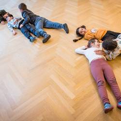 Im Projekt "Ich bin ich und Du bist du! Zusammen sind wir stark!" zeigt Trainer Abou Cham den Jungen und Mädchen der Grundschule Pestalozzistraße in Laatzen anhand von handlungsorientierten Spielen und Übungen, wie sie sich mit deeskalierendem Verhalten in Konfliktsituationen behaupten und damit zu einem respektvollen Miteinander beitragen können.