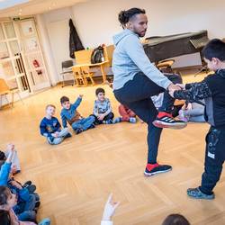 Im Projekt "Ich bin ich und Du bist du! Zusammen sind wir stark!" zeigt Trainer Abou Cham den Jungen und Mädchen der Grundschule Pestalozzistraße in Laatzen anhand von handlungsorientierten Spielen und Übungen, wie sie sich mit deeskalierendem Verhalten in Konfliktsituationen behaupten und damit zu einem respektvollen Miteinander beitragen können.