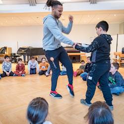 Im Projekt "Ich bin ich und Du bist du! Zusammen sind wir stark!" zeigt Trainer Abou Cham den Jungen und Mädchen der Grundschule Pestalozzistraße in Laatzen anhand von handlungsorientierten Spielen und Übungen, wie sie sich mit deeskalierendem Verhalten in Konfliktsituationen behaupten und damit zu einem respektvollen Miteinander beitragen können.