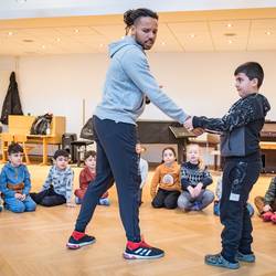 Im Projekt "Ich bin ich und Du bist du! Zusammen sind wir stark!" zeigt Trainer Abou Cham den Jungen und Mädchen der Grundschule Pestalozzistraße in Laatzen anhand von handlungsorientierten Spielen und Übungen, wie sie sich mit deeskalierendem Verhalten in Konfliktsituationen behaupten und damit zu einem respektvollen Miteinander beitragen können.