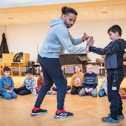 Im Projekt "Ich bin ich und Du bist du! Zusammen sind wir stark!" zeigt Trainer Abou Cham den Jungen und Mädchen der Grundschule Pestalozzistraße in Laatzen anhand von handlungsorientierten Spielen und Übungen, wie sie sich mit deeskalierendem Verhalten in Konfliktsituationen behaupten und damit zu einem respektvollen Miteinander beitragen können.