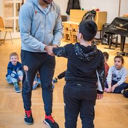 Im Projekt "Ich bin ich und Du bist du! Zusammen sind wir stark!" zeigt Trainer Abou Cham den Jungen und Mädchen der Grundschule Pestalozzistraße in Laatzen anhand von handlungsorientierten Spielen und Übungen, wie sie sich mit deeskalierendem Verhalten in Konfliktsituationen behaupten und damit zu einem respektvollen Miteinander beitragen können.