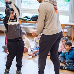 Im Projekt "Ich bin ich und Du bist du! Zusammen sind wir stark!" zeigt Trainer Abou Cham den Jungen und Mädchen der Grundschule Pestalozzistraße in Laatzen anhand von handlungsorientierten Spielen und Übungen, wie sie sich mit deeskalierendem Verhalten in Konfliktsituationen behaupten und damit zu einem respektvollen Miteinander beitragen können.