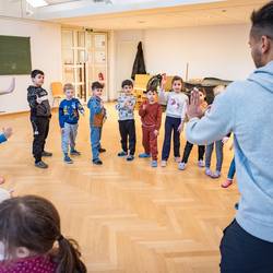 Im Projekt "Ich bin ich und Du bist du! Zusammen sind wir stark!" zeigt Trainer Abou Cham den Jungen und Mädchen der Grundschule Pestalozzistraße in Laatzen anhand von handlungsorientierten Spielen und Übungen, wie sie sich mit deeskalierendem Verhalten in Konfliktsituationen behaupten und damit zu einem respektvollen Miteinander beitragen können.