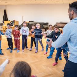 Im Projekt "Ich bin ich und Du bist du! Zusammen sind wir stark!" zeigt Trainer Abou Cham den Jungen und Mädchen der Grundschule Pestalozzistraße in Laatzen anhand von handlungsorientierten Spielen und Übungen, wie sie sich mit deeskalierendem Verhalten in Konfliktsituationen behaupten und damit zu einem respektvollen Miteinander beitragen können.