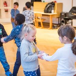 Im Projekt "Ich bin ich und Du bist du! Zusammen sind wir stark!" zeigt Trainer Abou Cham den Jungen und Mädchen der Grundschule Pestalozzistraße in Laatzen anhand von handlungsorientierten Spielen und Übungen, wie sie sich mit deeskalierendem Verhalten in Konfliktsituationen behaupten und damit zu einem respektvollen Miteinander beitragen können.