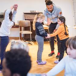 Im Projekt "Ich bin ich und Du bist du! Zusammen sind wir stark!" zeigt Trainer Abou Cham den Jungen und Mädchen der Grundschule Pestalozzistraße in Laatzen anhand von handlungsorientierten Spielen und Übungen, wie sie sich mit deeskalierendem Verhalten in Konfliktsituationen behaupten und damit zu einem respektvollen Miteinander beitragen können.