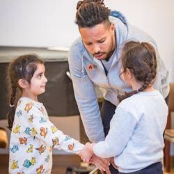 Im Projekt "Ich bin ich und Du bist du! Zusammen sind wir stark!" zeigt Trainer Abou Cham den Jungen und Mädchen der Grundschule Pestalozzistraße in Laatzen anhand von handlungsorientierten Spielen und Übungen, wie sie sich mit deeskalierendem Verhalten in Konfliktsituationen behaupten und damit zu einem respektvollen Miteinander beitragen können.