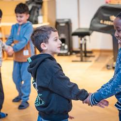 Im Projekt "Ich bin ich und Du bist du! Zusammen sind wir stark!" zeigt Trainer Abou Cham den Jungen und Mädchen der Grundschule Pestalozzistraße in Laatzen anhand von handlungsorientierten Spielen und Übungen, wie sie sich mit deeskalierendem Verhalten in Konfliktsituationen behaupten und damit zu einem respektvollen Miteinander beitragen können.