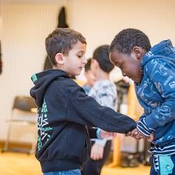 Im Projekt "Ich bin ich und Du bist du! Zusammen sind wir stark!" zeigt Trainer Abou Cham den Jungen und Mädchen der Grundschule Pestalozzistraße in Laatzen anhand von handlungsorientierten Spielen und Übungen, wie sie sich mit deeskalierendem Verhalten in Konfliktsituationen behaupten und damit zu einem respektvollen Miteinander beitragen können.