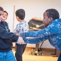 Im Projekt "Ich bin ich und Du bist du! Zusammen sind wir stark!" zeigt Trainer Abou Cham den Jungen und Mädchen der Grundschule Pestalozzistraße in Laatzen anhand von handlungsorientierten Spielen und Übungen, wie sie sich mit deeskalierendem Verhalten in Konfliktsituationen behaupten und damit zu einem respektvollen Miteinander beitragen können.