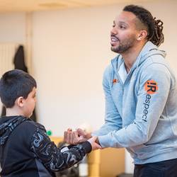 Im Projekt "Ich bin ich und Du bist du! Zusammen sind wir stark!" zeigt Trainer Abou Cham den Jungen und Mädchen der Grundschule Pestalozzistraße in Laatzen anhand von handlungsorientierten Spielen und Übungen, wie sie sich mit deeskalierendem Verhalten in Konfliktsituationen behaupten und damit zu einem respektvollen Miteinander beitragen können.