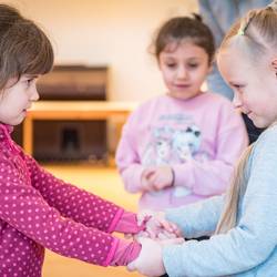 Im Projekt "Ich bin ich und Du bist du! Zusammen sind wir stark!" zeigt Trainer Abou Cham den Jungen und Mädchen der Grundschule Pestalozzistraße in Laatzen anhand von handlungsorientierten Spielen und Übungen, wie sie sich mit deeskalierendem Verhalten in Konfliktsituationen behaupten und damit zu einem respektvollen Miteinander beitragen können.