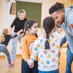 Im Projekt "Ich bin ich und Du bist du! Zusammen sind wir stark!" zeigt Trainer Abou Cham den Jungen und Mädchen der Grundschule Pestalozzistraße in Laatzen anhand von handlungsorientierten Spielen und Übungen, wie sie sich mit deeskalierendem Verhalten in Konfliktsituationen behaupten und damit zu einem respektvollen Miteinander beitragen können.