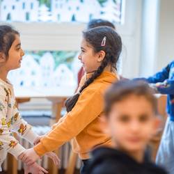 Im Projekt "Ich bin ich und Du bist du! Zusammen sind wir stark!" zeigt Trainer Abou Cham den Jungen und Mädchen der Grundschule Pestalozzistraße in Laatzen anhand von handlungsorientierten Spielen und Übungen, wie sie sich mit deeskalierendem Verhalten in Konfliktsituationen behaupten und damit zu einem respektvollen Miteinander beitragen können.