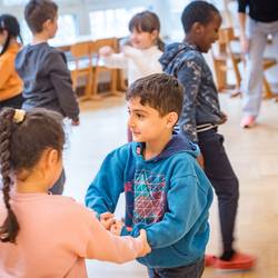 Im Projekt "Ich bin ich und Du bist du! Zusammen sind wir stark!" zeigt Trainer Abou Cham den Jungen und Mädchen der Grundschule Pestalozzistraße in Laatzen anhand von handlungsorientierten Spielen und Übungen, wie sie sich mit deeskalierendem Verhalten in Konfliktsituationen behaupten und damit zu einem respektvollen Miteinander beitragen können.