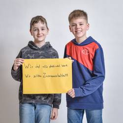 Schülerinnen und Schüler der Albert-Einstein-Schule zeigen ihr persönliches Statement für Toleranz, Zusammenhalt, Demokratie und gegen Rassismus.