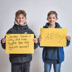 Schülerinnen und Schüler der Albert-Einstein-Schule zeigen ihr persönliches Statement für Toleranz, Zusammenhalt, Demokratie und gegen Rassismus.