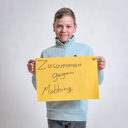 Schülerinnen und Schüler der Albert-Einstein-Schule zeigen ihr persönliches Statement für Toleranz, Zusammenhalt, Demokratie und gegen Rassismus.