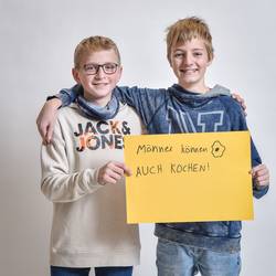 Schülerinnen und Schüler der Albert-Einstein-Schule zeigen ihr persönliches Statement für Toleranz, Zusammenhalt, Demokratie und gegen Rassismus.