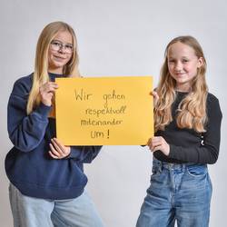 Schülerinnen und Schüler der Albert-Einstein-Schule zeigen ihr persönliches Statement für Toleranz, Zusammenhalt, Demokratie und gegen Rassismus.