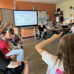 Im Projekt "Was kann ich eigentlich glauben?" werden Schülerinnen und Schüler der Albert-Einstein-Schule in der kritischen Bewertung von Medieninhalten und im Erkennen von bewusster Meinungsmanipulation gestärkt.