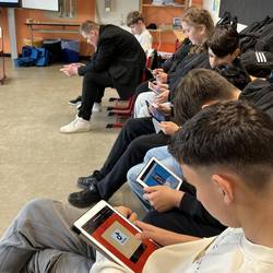 Im Projekt "Was kann ich eigentlich glauben?" werden Schülerinnen und Schüler der Albert-Einstein-Schule in der kritischen Bewertung von Medieninhalten und im Erkennen von bewusster Meinungsmanipulation gestärkt.