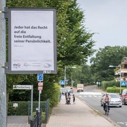Die Plakate mit Artikeln aus dem Grundgesetz hängen öffentlich sichtbar in den Plakatrahmen an den Straßen in allen Laatzener Ortsteilen.